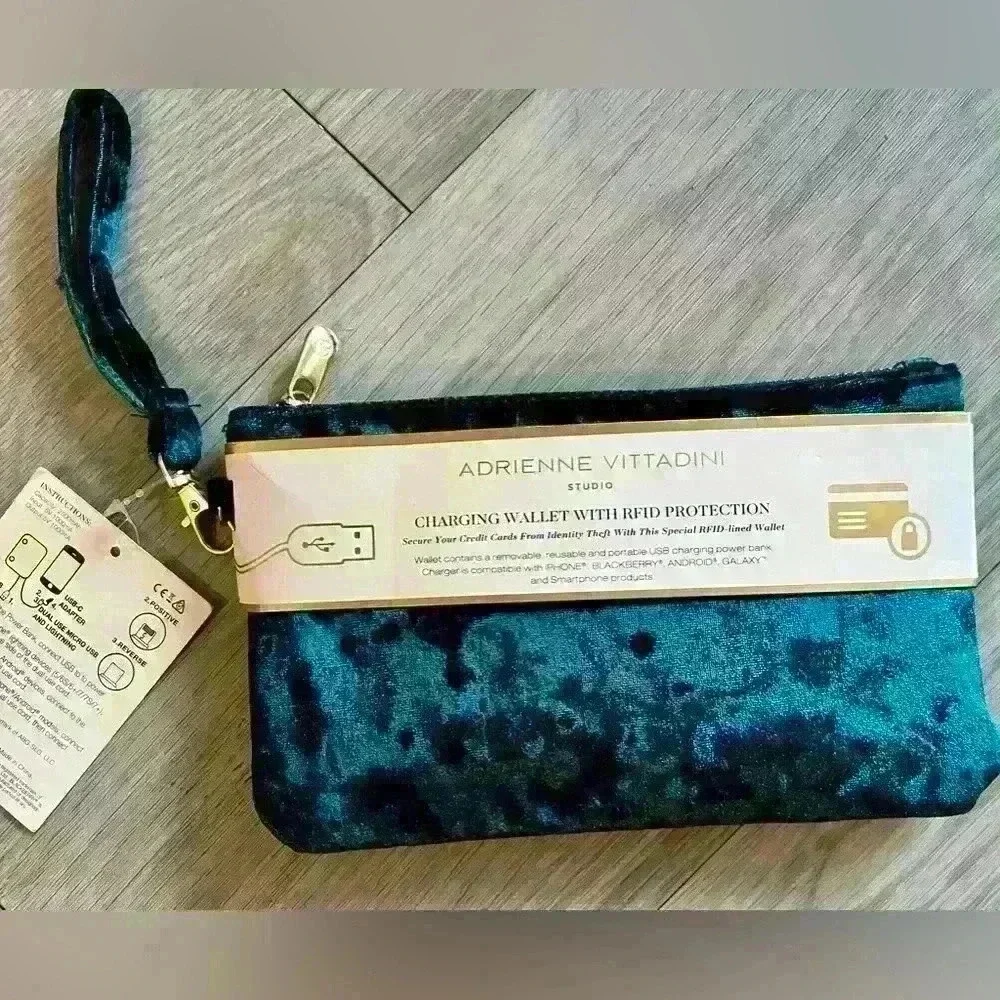NWT Adrienne Vittadini Charging Wallet Clutch
